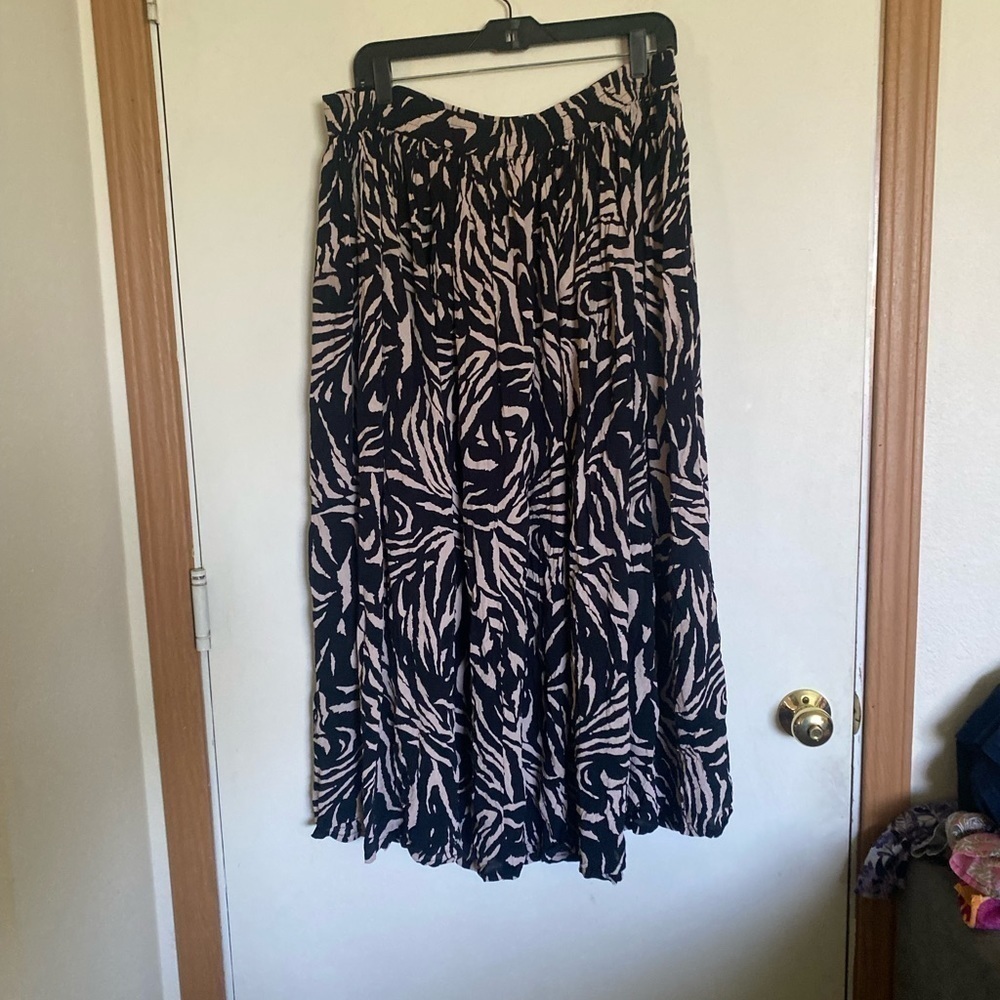 Plus size Avenue 18/20 stretch skirt, animal print